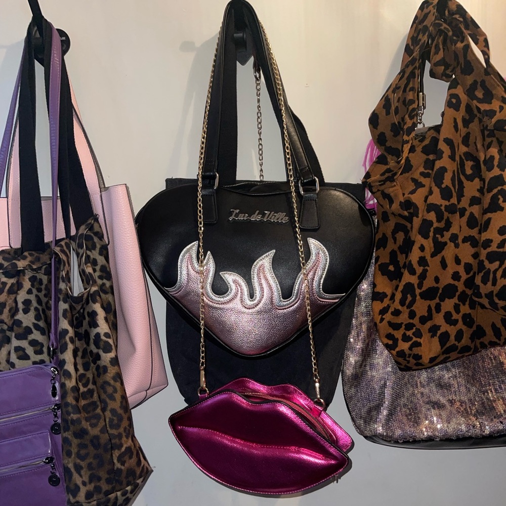 Metallic pink Lip purse